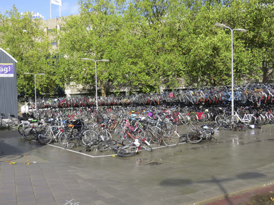 906616 Gezicht op de overvolle fietsenstalling op het Smakkelaarsveld te Utrecht.